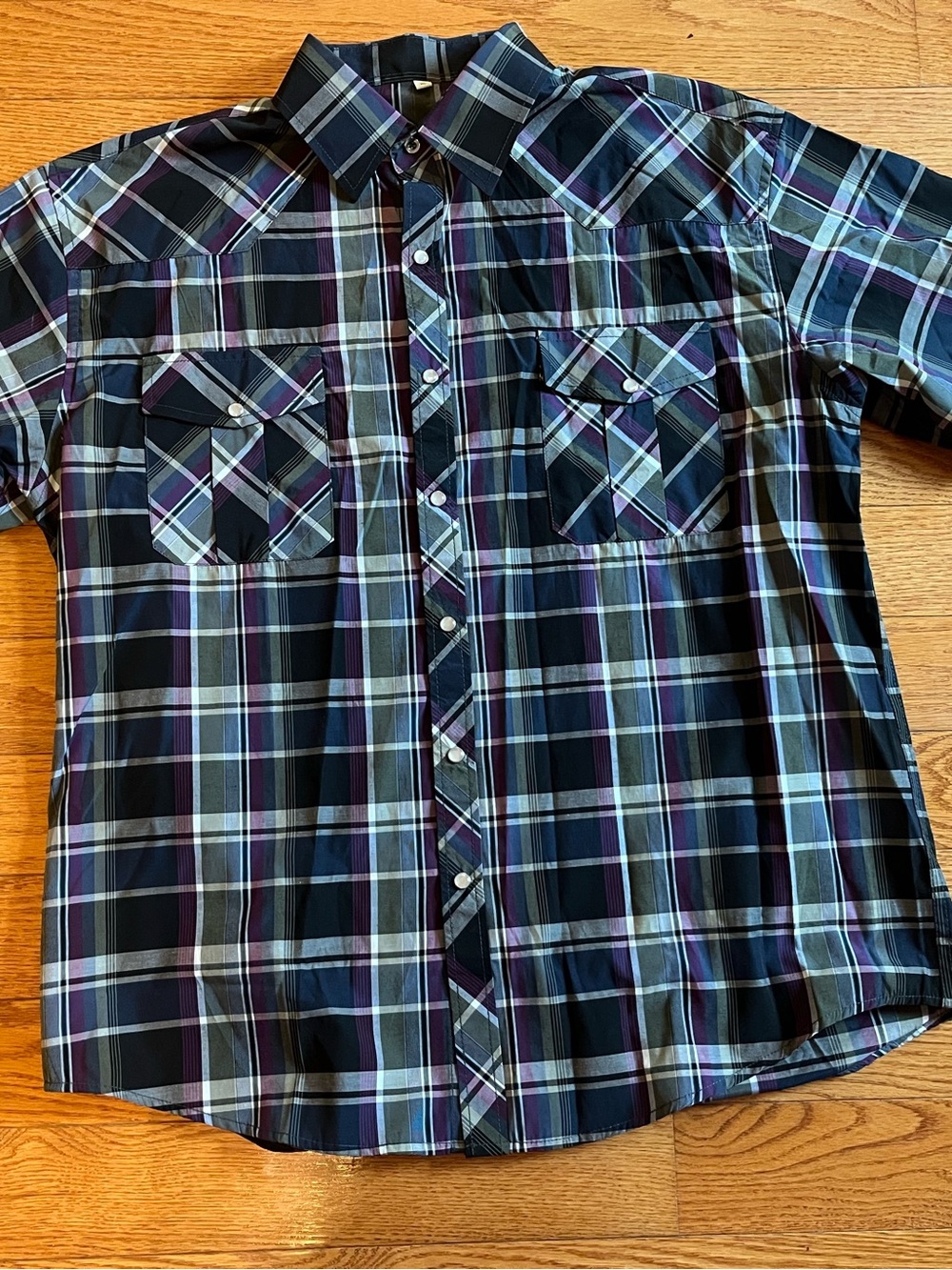 Men's Black Plaid Short-Sleeve Button-Up Shirt